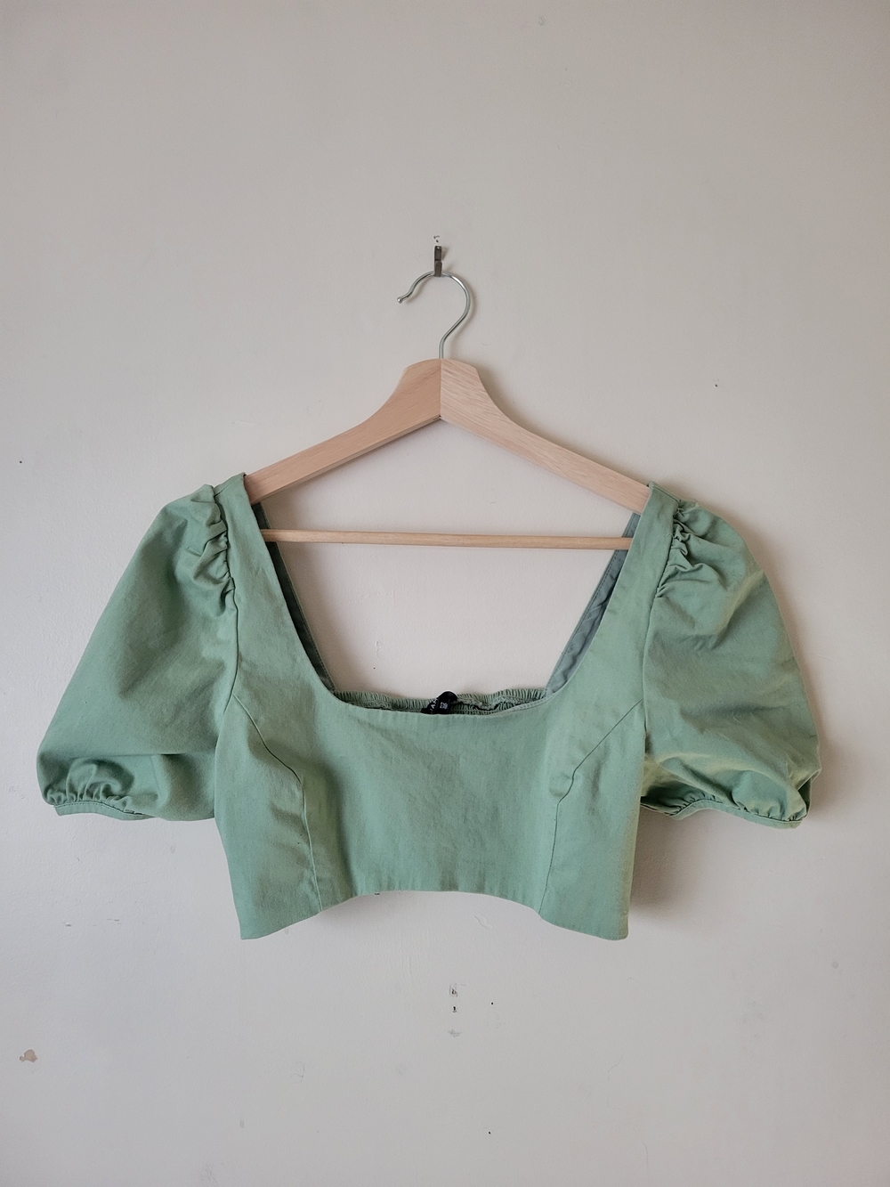 Dynamite Green Puff Sleeve Crop Top